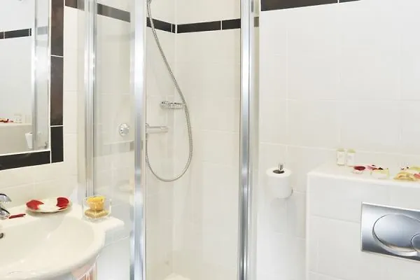 Carladez Cambronne Otel 3*